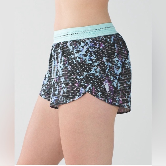 Lululemon Split Second Shorts in Floral Sport Tranquil Blue Multi - Picture 3 of 10